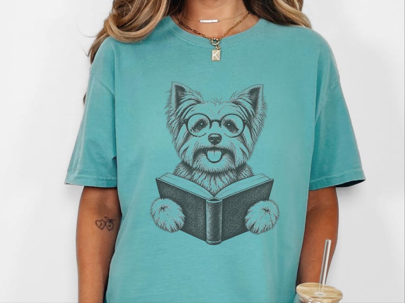 Maglietta con Yorkshire Terrier che legge, regalo per amanti dei libri e dei cani, maglietta con Yorkshire Terrier, regalo per appassionati di libri, maglietta per amanti della biblioteca, maglietta per appassionati di lettura immagine 2