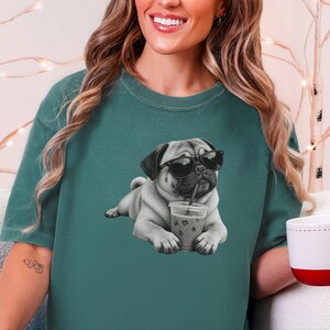 Mops älskare skjorta, rolig hund som dricker iskaffe tee, mops pappa gåva, mops mamma tröja bild 2