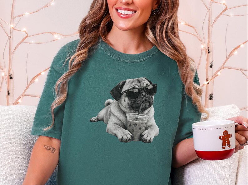 Mops älskare skjorta, rolig hund som dricker iskaffe tee, mops pappa gåva, mops mamma tröja bild 2