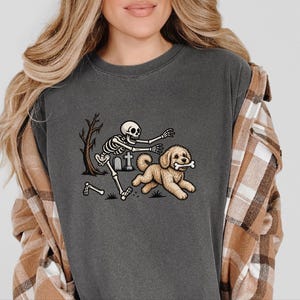 Camiseta de Halloween para Maltipoo, Camiseta de perro esqueleto, Regalo divertido de Halloween para perros, Camiseta espeluznante para dueños de mascotas, Camiseta para amantes de los Maltipoo imagen 5