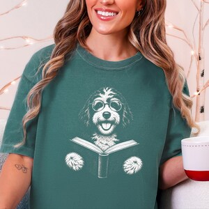 Camiseta para perros lectores, regalo para mamás de Bernedoodle, camiseta para Bernedoodles lectores, amante de los perros lectores, regalo para dueños de Doodles, camiseta de biblioteca imagen 2