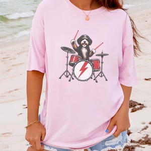 Bernedoodle-Shirt, Geschenk für Schlagzeuger, Rockband-T-Shirt, Geschenk für Musikliebhaber, Geschenk für Bernedoodle-Mama, Schlagzeuger-Shirt Bild 9
