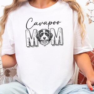 Cavapoo-Mama-Shirt, süßes Doodle-T-Shirt | Geschenk für Hundeliebhaberinnen, T-Shirt für Pudel-Mischlingsbesitzerinnen | Lustige Kleidung für Hundemamas, Geschenkidee für frischgebackene Hundemamas Bild 3