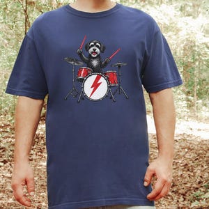 T-Shirt mit Schnoodle am Schlagzeug, Geschenk für Schlagzeuger, Musikliebhaber, Rockhund-Shirt, Geschenk für Hundebesitzer, T-Shirt für Perkussionisten Bild 8