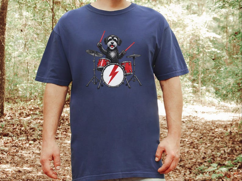 T-Shirt mit Schnoodle am Schlagzeug, Geschenk für Schlagzeuger, Musikliebhaber, Rockhund-Shirt, Geschenk für Hundebesitzer, T-Shirt für Perkussionisten Bild 8