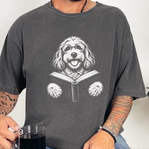 Camiseta para perro lector, camiseta para perro aficionado a los libros, regalo para amantes de los Cockapoo, camiseta de biblioteca, regalo vintage para mamás de Doodle, regalo para dueños de perros imagen 9