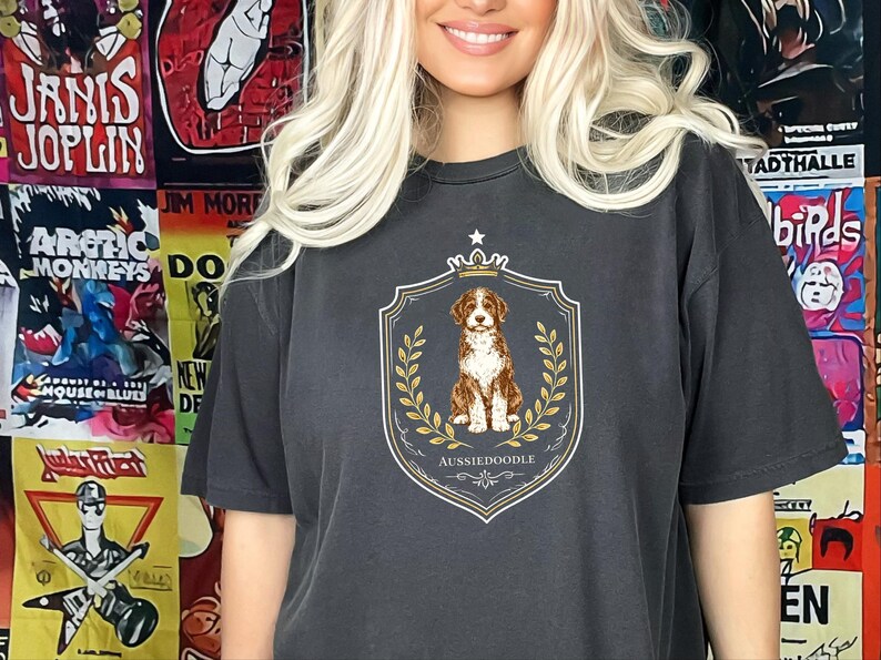 Geschenkidee für Doodle-Hunde in Komfortfarben, Aussiedoodle-Shirt mit königlichem Wappen, T-Shirt für Hundemama, königliches Haustierporträt, Hunde-Kunst im Vintage-Stil, Geschenk für Doodle-Liebhaber Bild 1