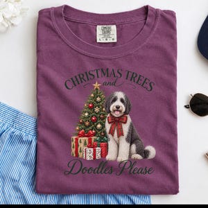 Weihnachtsshirt mit Sheepadoodle-Motiv, Weihnachtsbäume und Kritzeleien bitte! Geschenk für Sheepadoodle-Hundemama, Weihnachts-T-Shirt für Tierliebhaber Bild 5
