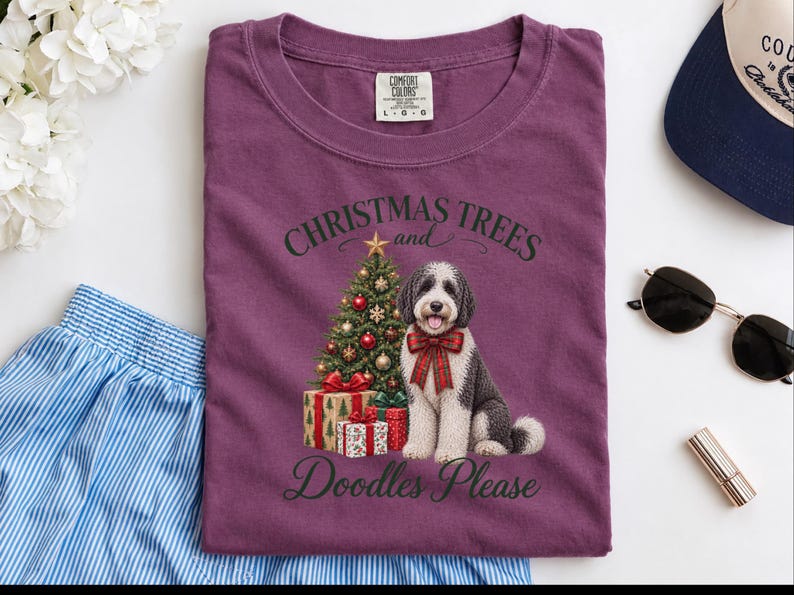 Weihnachtsshirt mit Sheepadoodle-Motiv, Weihnachtsbäume und Kritzeleien bitte! Geschenk für Sheepadoodle-Hundemama, Weihnachts-T-Shirt für Tierliebhaber Bild 5