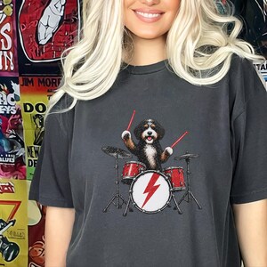 Bernedoodle-Shirt, Geschenk für Schlagzeuger, Rockband-T-Shirt, Geschenk für Musikliebhaber, Geschenk für Bernedoodle-Mama, Schlagzeuger-Shirt Bild 4