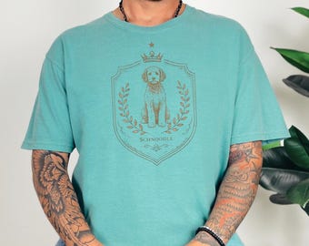 Camiseta Comfort Colors com Brasão Real para Amantes de Schnoodle, Camiseta com Arte Regal para Animais de Estimação, Camiseta Personalizada para Presente para Pais e Mães de Schnoodle, Camiseta para Amantes de Schnoodle