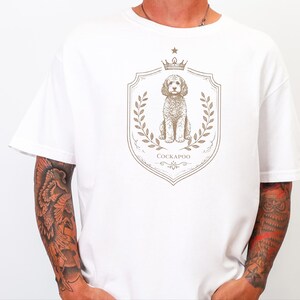 Geschenkidee für Cockapoo-Mamas in Komfortfarben, T-Shirt mit königlichem Wappen, Vintage-Retro-Shirt für Hundeliebhaber, personalisiertes königliches Haustierporträt für Besitzer, Geschenk für Hundebesitzer Bild 4