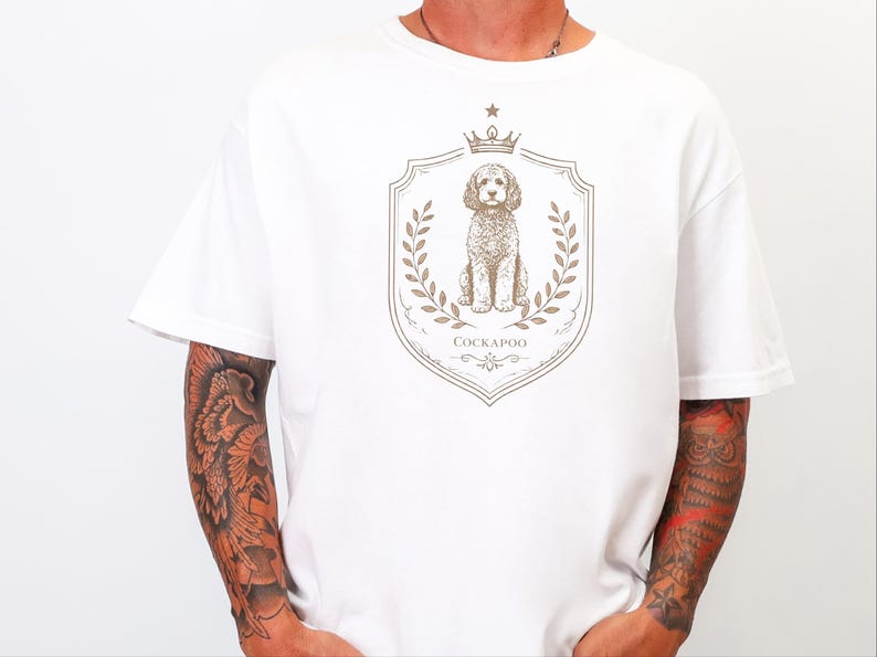 Geschenkidee für Cockapoo-Mamas in Komfortfarben, T-Shirt mit königlichem Wappen, Vintage-Retro-Shirt für Hundeliebhaber, personalisiertes königliches Haustierporträt für Besitzer, Geschenk für Hundebesitzer Bild 4
