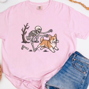 T-shirt met skelethond, Halloween Corgi-shirt, grappig Corgi-cadeau, griezelig T-shirt, Corgi-moedershirt, T-shirt met skelethond afbeelding 6