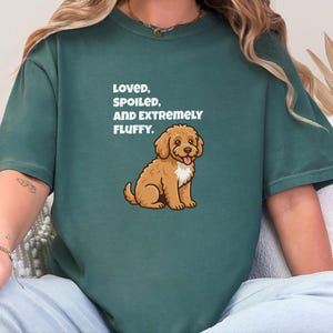 Comfort Colors Cavapoo-Hundemama-Shirt, „Geliebt, verwöhnt und extrem flauschig“-T-Shirt, Goldendoodle-Labradoodle-Besitzer-Sweatshirt, Doodle-Papa Bild 7