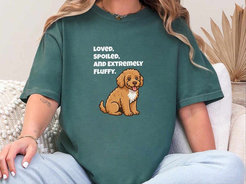 Comfort Colors Cavapoo-Hundemama-Shirt, „Geliebt, verwöhnt und extrem flauschig“-T-Shirt, Goldendoodle-Labradoodle-Besitzer-Sweatshirt, Doodle-Papa Bild 7