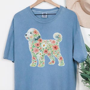 Wydruk artystyczny z owczarkiem w kolorach Comfort Colors, koszulka z kwiatowym motywem owczarka, prezent dla miłośnika psów z motywem botanicznym, spersonalizowany portret zwierzaka, koszulka dla mamy z rysunkiem zdjęcie 7
