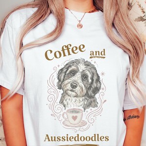 Comfort Colors T-Shirt mit lustigem Hundemotiv, Kaffee- und Aussiedoodle-Motiv, verspielte Tiermotive, Kleidung für Teeliebhaber, Cottagecore-Doodle-Porträt, skurrile Hunde Bild 7