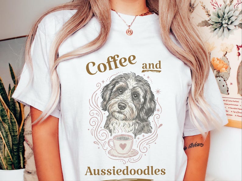 Comfort Colors T-Shirt mit lustigem Hundemotiv, Kaffee- und Aussiedoodle-Motiv, verspielte Tiermotive, Kleidung für Teeliebhaber, Cottagecore-Doodle-Porträt, skurrile Hunde Bild 7