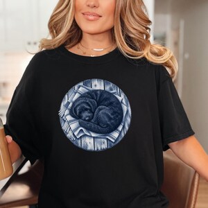 Kunst mit schlafendem Hund, Geschenk für Doodle-Liebhaber, Schwarzes Doodle-Shirt, Aufdruck „Schlafender Hund“, Geschenk für Doodle-Mama, Comfort Colors T-Shirt Bild 9