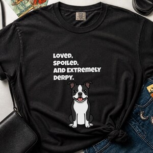 Comfort Colors rolig Bostonterrier-tröja, älskad, bortskämd och extremt derpy-tröja, nyckfull Bostonterrier-tröja för hundägare, rolig hundtröja bild 4