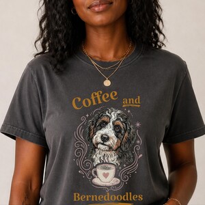 Camiseta Comfort Colors Bernedoodle, Camiseta de café y Bernedoodles, Estampado vintage de mascotas, Regalo para amantes de los perros, Arte cottagecore oscuro, Amante del té imagen 10