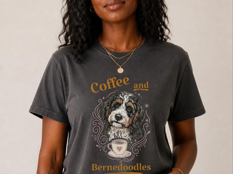 Camiseta Comfort Colors Bernedoodle, Camiseta de café y Bernedoodles, Estampado vintage de mascotas, Regalo para amantes de los perros, Arte cottagecore oscuro, Amante del té imagen 10
