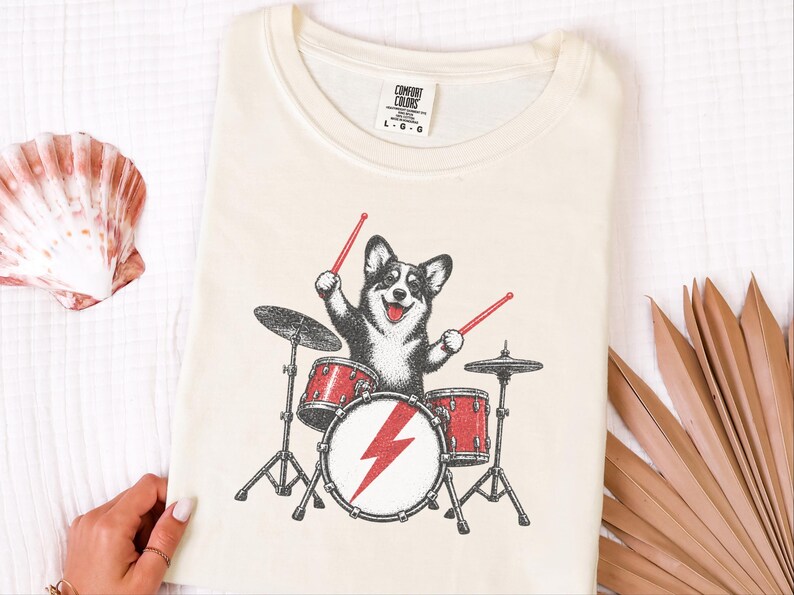 Maglietta per papà Corgi, idea regalo per batterista, maglietta rock con cane, maglietta per appassionati di musica, Corgi che suona la batteria, regalo divertente per amanti dei cani, maglietta con merchandising di una band immagine 3