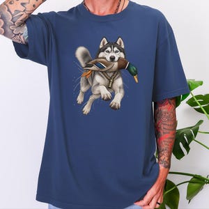 T-Shirt mit Siberian Husky-Motiv, Geschenk für Entenjäger, T-Shirt für Wasservogeljäger, Geschenk für Husky-Liebhaber, Entenjagd-Shirt, T-Shirt mit Wildtiermotiven, Geschenk für Naturliebhaber Bild 4