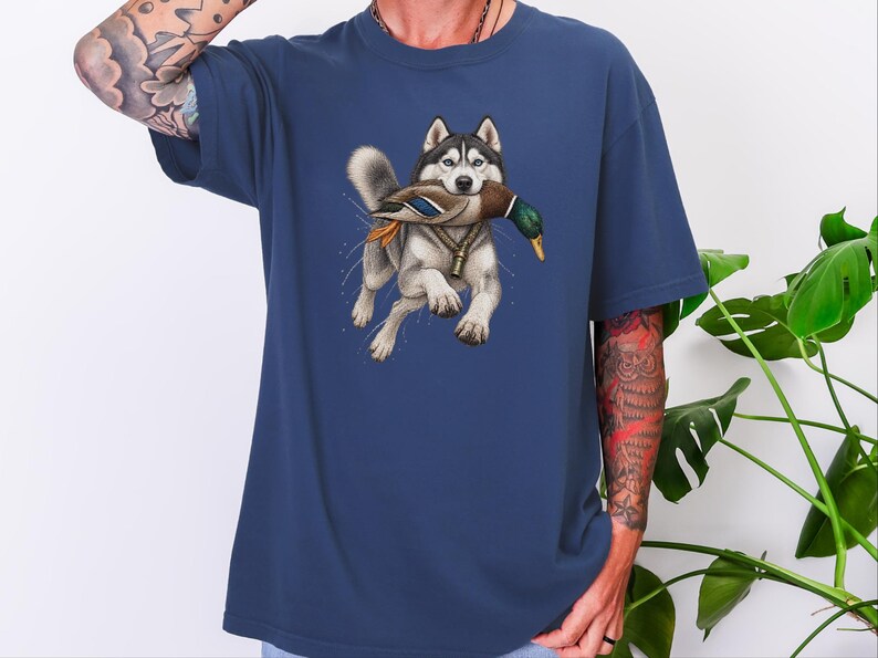 T-Shirt mit Siberian Husky-Motiv, Geschenk für Entenjäger, T-Shirt für Wasservogeljäger, Geschenk für Husky-Liebhaber, Entenjagd-Shirt, T-Shirt mit Wildtiermotiven, Geschenk für Naturliebhaber Bild 4