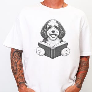 Camiseta de lectura para Sheepadoodle, camiseta para perros lectores, regalo para mamás de Sheepadoodle, regalo para amantes de los perros y los libros, camiseta vintage de biblioteca, camiseta para clubes de lectura imagen 6