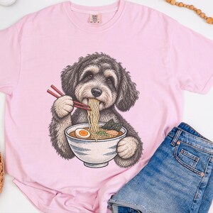 T-shirt Schnoodle Ramen, Cadeau pour propriétaire de Schnoodle, T-shirt pour amoureux des ramen, Cadeau pour maman de chien, T-shirt cuisine japonaise, T-shirt pour gourmand de nouilles image 1