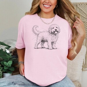 Comfort Colors Goldendoodle hondenshirt, Goldendoodle schets T-shirt, cadeau voor Goldendoodle mama en papa, handgetekend portret van een huisdiereigenaar afbeelding 2