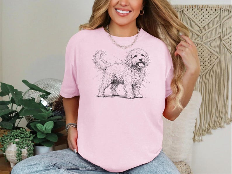 Comfort Colors Goldendoodle hondenshirt, Goldendoodle schets T-shirt, cadeau voor Goldendoodle mama en papa, handgetekend portret van een huisdiereigenaar afbeelding 2