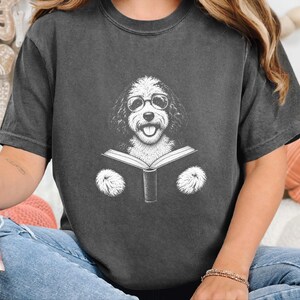 Camiseta de lectura para Sheepadoodle, camiseta para perros lectores, regalo para mamás de Sheepadoodle, regalo para amantes de los perros y los libros, camiseta vintage de biblioteca, camiseta para clubes de lectura imagen 4