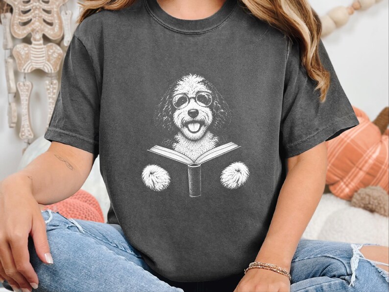 Camiseta de lectura para Sheepadoodle, camiseta para perros lectores, regalo para mamás de Sheepadoodle, regalo para amantes de los perros y los libros, camiseta vintage de biblioteca, camiseta para clubes de lectura imagen 4