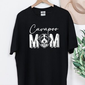 Camiseta Comfort Colors Cavapoo Mom, Camiseta Cavapoo, Camiseta de moda para mamás de perros, Camiseta Doodle Mama Poodle Mix de algodón suave, talla grande y personalizada imagen 7