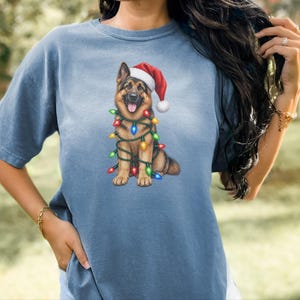 Camiseta navideña de pastor alemán, regalo navideño para perros, sudadera para mamás de pastor alemán, camiseta con luces navideñas, regalo para dueños de perros imagen 10