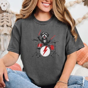 T-Shirt mit Schnoodle am Schlagzeug, Geschenk für Schlagzeuger, Musikliebhaber, Rockhund-Shirt, Geschenk für Hundebesitzer, T-Shirt für Perkussionisten Bild 5