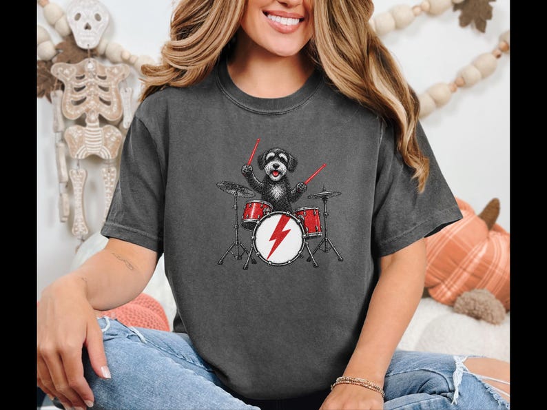 T-Shirt mit Schnoodle am Schlagzeug, Geschenk für Schlagzeuger, Musikliebhaber, Rockhund-Shirt, Geschenk für Hundebesitzer, T-Shirt für Perkussionisten Bild 5
