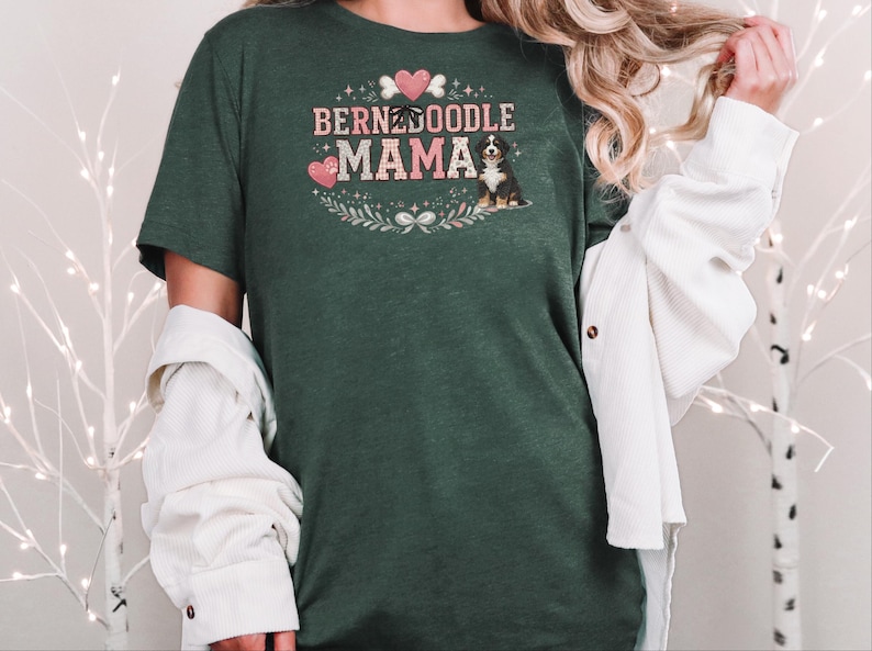 Bernedoodle-T-Shirt, Bernedoodle-Mama-Herz-Hundeknochen-Wappen, Hundesilhouette-Print, süßes Bernedoodle-Besitzer-Top, trendige Hundemama, Top für Hundeliebhaber Bild 1