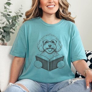 T-shirt met Maltipoo-hond, cadeau voor Maltipoo-moeder, T-shirt voor boekenwurm, T-shirt voor lezende hond, cadeau voor bibliothecaris, T-shirt voor hondenliefhebber met boeken, T-shirt voor boekenwurm afbeelding 2