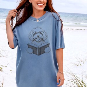 T-shirt met Maltipoo-hond, cadeau voor Maltipoo-moeder, T-shirt voor boekenwurm, T-shirt voor lezende hond, cadeau voor bibliothecaris, T-shirt voor hondenliefhebber met boeken, T-shirt voor boekenwurm afbeelding 8
