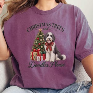 Weihnachtsshirt mit Sheepadoodle-Motiv, Weihnachtsbäume und Kritzeleien bitte! Geschenk für Sheepadoodle-Hundemama, Weihnachts-T-Shirt für Tierliebhaber Bild 2