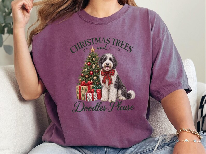 Weihnachtsshirt mit Sheepadoodle-Motiv, Weihnachtsbäume und Kritzeleien bitte! Geschenk für Sheepadoodle-Hundemama, Weihnachts-T-Shirt für Tierliebhaber Bild 2