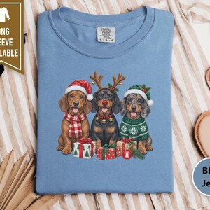 Christmas Dachshund Sweatshirt, Holiday Wiener Dog Shirt, Doxie Mom Gift, Festive Puppy Crewneck, Christmas Dog Lover Gift afbeelding 4