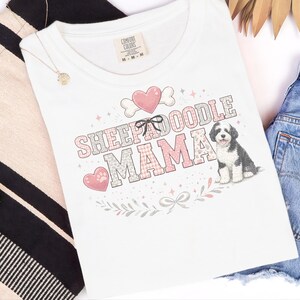 Comfort Colors Sheepadoodle Mama Tee, Doodle Mama Gift Shirt, Dog Mom Womens Summer Top, Sheepadoodle Lover Pet Parent Funny Graphic Tee afbeelding 5