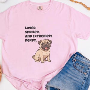 Comfort Colors T-Shirt mit süßem Mopsmotiv, „Geliebter, verwöhnter und extrem tollpatschiger“ Mops-Shirt in Rehbraun, T-Shirt für Mopsliebhaber, lustiges Mops-Shirt, süßes Mops-Shirt, T-Shirt für Mops-Mamas Bild 7