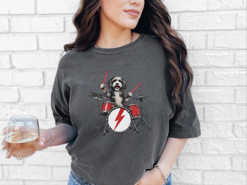 Aussiedoodle Rock Drummer Shirt, Drumspeler T-shirt, Cadeau voor Muziekliefhebber, Hondenbandshirt afbeelding 6