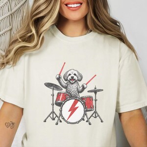 Camiseta Maltipoo Baterista, Camiseta Cachorro Rockeiro, Ideia de Presente para Baterista, Camiseta Amante da Música, Camiseta Filhote Músico, Presente para Pet de Banda de Rock imagem 10